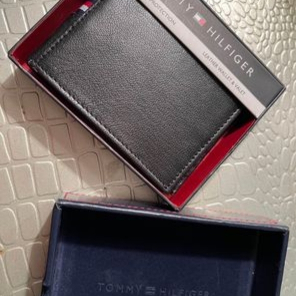 Tommy Hilfiger Wallet - Picture 3 of 4